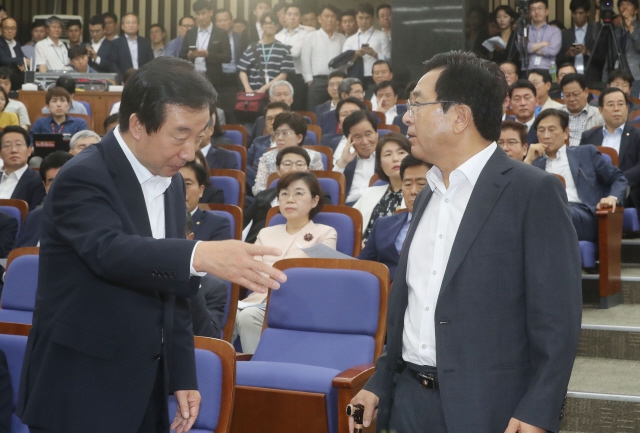 지난 12일 오후 국회에서 열린 자유한국당 20대 국회 후반기 국회부의장 후보 경선 중 심재철 의원(오른쪽)이 의사진행발언을 요구하자 김성태 당대표 권한대행이 나중에 하라며 저지하고 있다. 신소영 기자 viator@hani.co.kr