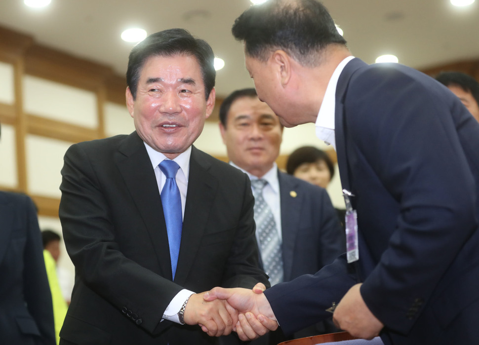 김진표 더불어민주당 의원(왼쪽)이 15일 오전 국회 의원 회관에서 기자회견을 열고 오는 8·25 전국대의원대회 당대표 경선에 출마할 것을 공식 선언하기에 앞서 지지자와 악수하고 있다.  신소영 기자 viator@hani.co.kr