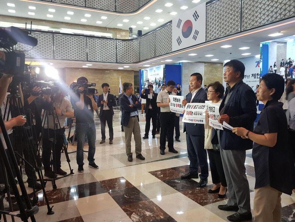 16일 자유한국당 재건비상행동 회원들이 의원총회장 앞에서 손팻말을 들고 ‘김성태 당 대표 권한대행 퇴진’을 요구하고 있다.