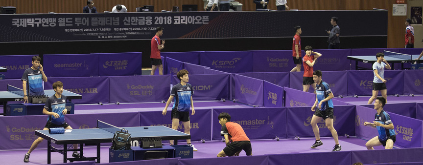 한국 탁구대표팀 선수들이 16일 오전 대전 한밭체육관에서 연습에 앞서 몸을 풀고 있다. 대전/김성광 기자