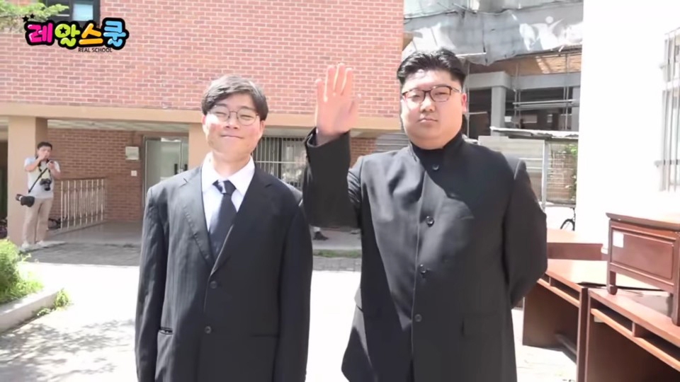 경기 의정부고 학생들이 졸업사진 촬영에서 군사분계선을 넘는 남북정상의 모습을 재연하고 있다. 경기도교육청 유튜브 갈무리