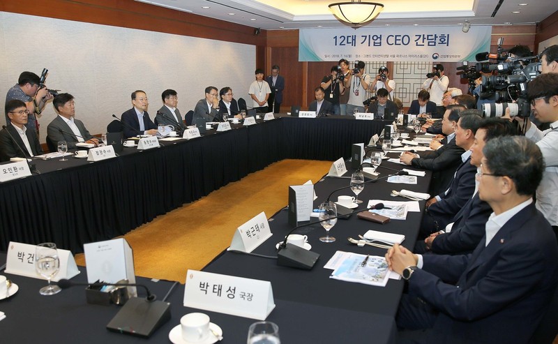 백운규 산업통상자원부 장관이 16일 오전 서울 그랜드인터콘티넨탈호텔에서 윤부근 삼성전자 부회장과 박한우 기아차 사장 등이 참석한 가운데 ‘12대 기업 최고경영자 간담회’를 하고 있다. 산업부 제공