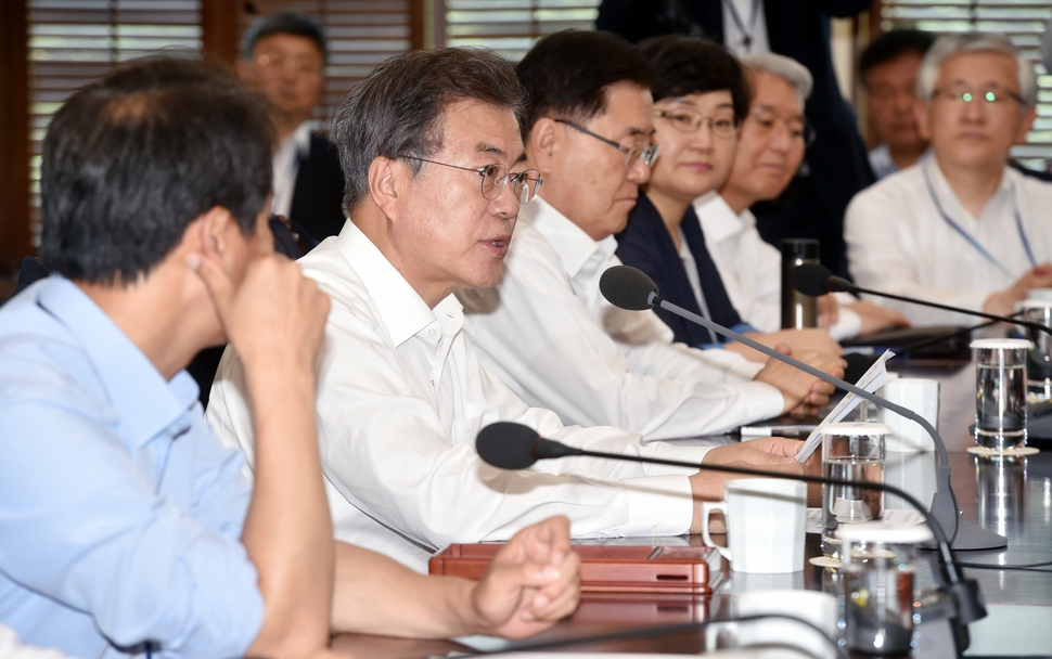   President Moon Jae-in speaks at a senior council meeting in the public hall of Cheong Wa Dae in the afternoon of the 16th. 