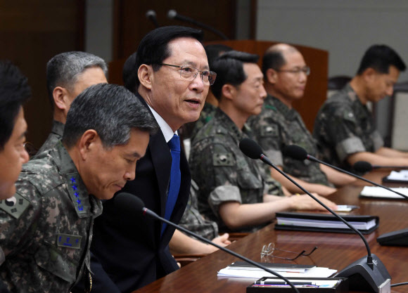 송영무 국방부 장관이 16일 오후 서울 용산구 국방부 청사 대회의실에서 기무사 계엄문건 관련 부대장 긴급회의를 주재하고 있다. 연합뉴스