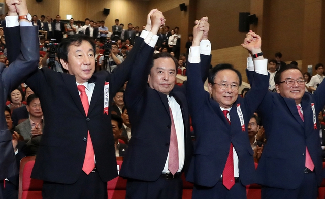 김병준 자유한국당 혁신비대위원장이 17일 오전 국회 의원회관에서 열린 제2차 전국위원회에서 손을 들어 인사하고 있다. 김경호선임기자 jijae@hani.co.kr