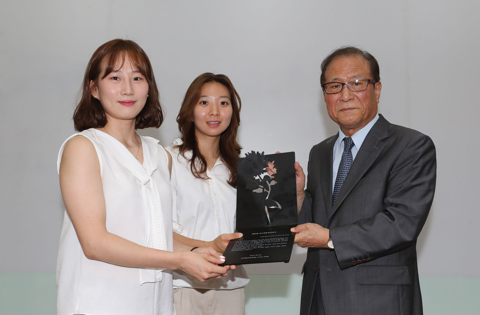 제20회 한겨레 통일문화상 시상식이 17일 오전 서울 마포구 한겨레신문사 청암홀에서 열려, 박종아(왼쪽부터) 평창겨울올림픽 여자 아이스하키 남북 단일팀 주장, 조수지 선수가 상패를 받은 뒤 정세현 한겨레통일문화재단 이사장과 기념사진을 찍고 있다. 신소영 기자 viator@hani.co.kr