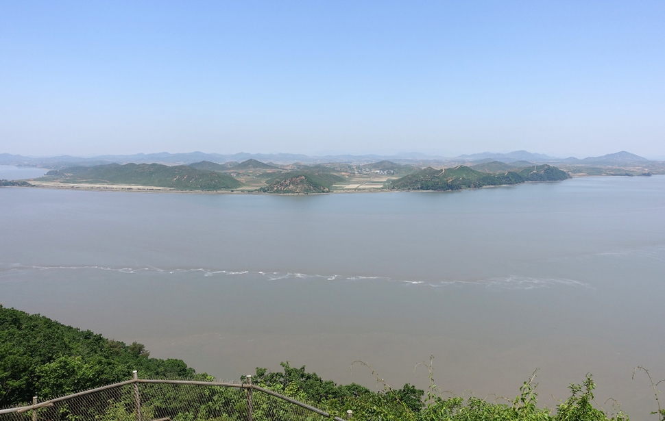 경기도 김포시와 황해도 개풍군(강 건너편) 사이를 흐르는 한강하구 중립수역 모습.  박경만 기자