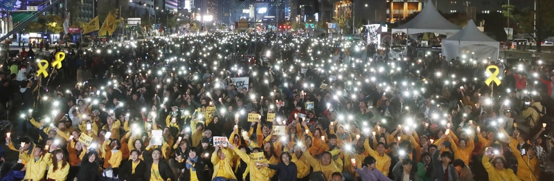 박근혜정권퇴진 비상국민행동 기록기념위원회 주최 촛불 1주년 기념대회가 지난해 10월28일 오후 서울 광화문광장에서 `촛불은 계속된다'를 주제로 열리고 있다. 이정아 기자 leej@hani.co.kr