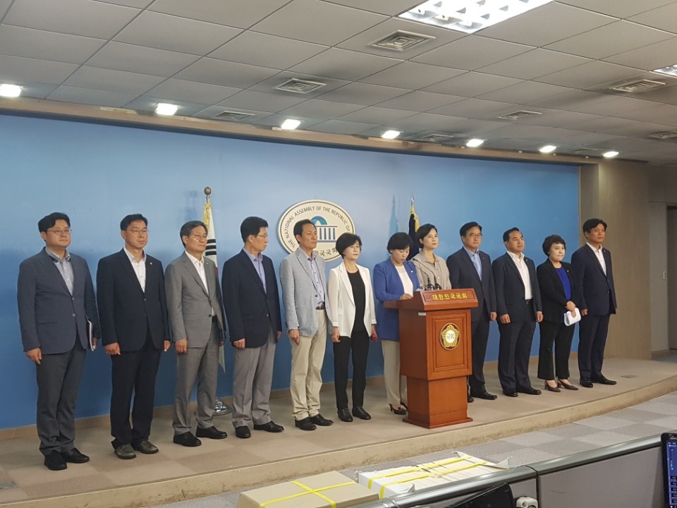 18일 국회 정론관에서 남인순 의원이 최고위원 출마선언 기자회견을 하고 있다. 왼쪽부터 홍익표·위성곤·신동근·신경민·우상호·김상희·남인순·유은혜·우원식·박홍근·정춘숙·조승래 의원.