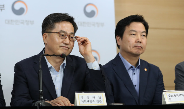 김동연 부총리 겸 기획재정부 장관(왼쪽)이 18일 오전 서울 세종로 정부서울청사에서 ‘하반기 경제정책방향 및 저소득층 지원대책’을 발표하고 있다. 백소아 기자