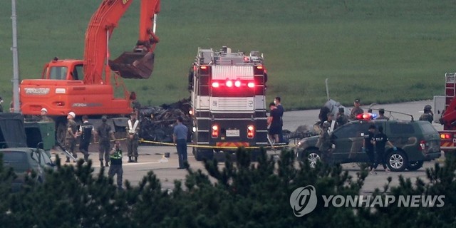 지난 17일 추락한 국산 상륙기동헬기 ‘마린온’을 군 관계자들이 수습하고 있다. 이 사고로 5명의 해병대 장병이 순직했다.