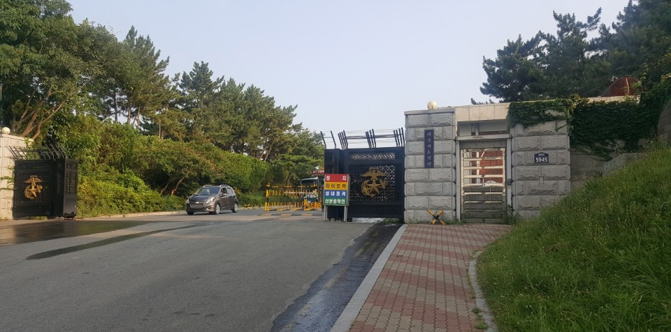 헬기가 추락해 탑승자 6명 가운데 5명이 사망하고 1명이 부상한 경북 포항 군부대 입구. 연합뉴스