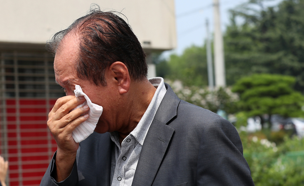 19일 경북 포항 해병대 1사단 앞에서 지난 17일 ‘마린온' 2호기 추락사고로 숨진 박아무개 상병의 유가족이 기자들 질문에 답하던 중 눈물을 흘리고 있다. 포항/연합뉴스