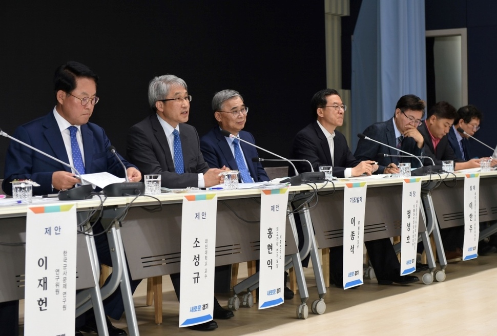 19일 오전 의정부시 경기도 북부청사 평화누리홀에서 열린 ‘평화시대의 경기도’ 정책토론회에서 참석자들이 평화협력시대 경기도의 역할에 대해 제안하고 있다. 경기도 북부청사 제공