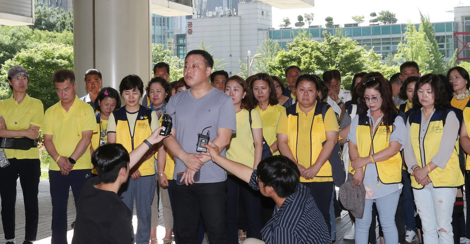 유경근 4·16세월호가족협의회 집행위원장이 19일 오전 서울 서초구 서울중앙지방법원에서 국가와 세월호 선사인 청해진해운을 상대로 제기한 손해배상 청구 소송 1심 선고에서 승소한 뒤 소감을 밝히고 있다. 신소영 기자 viator@hani.co.kr