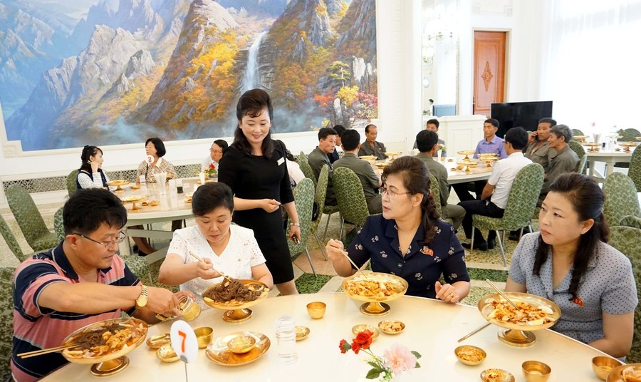 평양 시민들이 냉면으로 유명한 옥류관에서 고기쟁반국수를 즐기고 있다. 타커스 제공