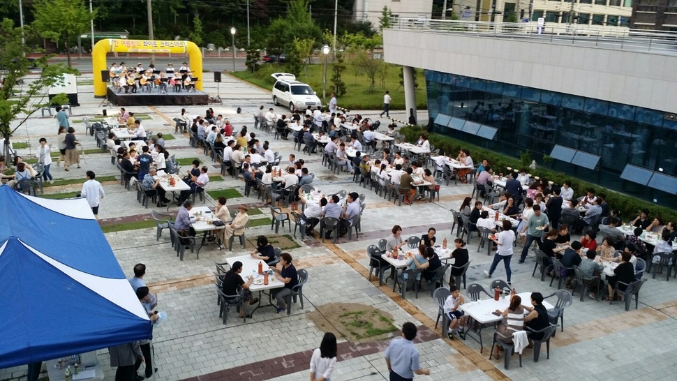 지난해 7월 충북 청주 수곡동 충북대 평생교육원 마당에서 열린 한 여름밤의 크리스마스에 참석한 시민 등이 이재민 사랑본부가 마련한 공연을 즐기고 있다.이재민 사랑본부 제공