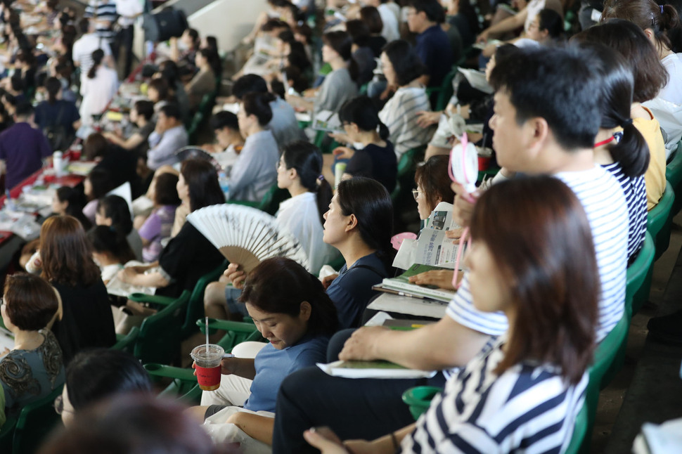 폭염 속 20일 오후 서울 잠실학생체육관에서 종로학원 주최 입시설명회가 열려 학생·학부모들이 부채와 손선풍기로 더위를 식히며 최신 입시동향에 대해 듣고 있다. 박종식 기자 anaki@hani.co.kr