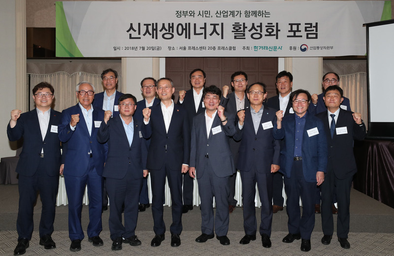 20일 오후 서울 태평로 프레스센터에서 <한겨레> 주최로 열린 신재생에너지 활성화 포럼에서 참석인사들이 기념사진 촬영을 하고 있다. 왼쪽 아래부터 시계 반대 방향으로 박일준 한국동서발전 사장, 이완근 신성이엔지 회장, 김성환 국회의원, 백운규 산업통상자원부 장관, 양상우 한겨레신문 대표, 박형구 한국중부발전 사장, 김종구 한겨레신문 편집인, 허인회 녹색드림협동조합 이사장, 이승진 한겨레신문 상무, 송재섭 한국서부발전 전무, 김현철 산업통상자원부 단장, 박찬수 한겨레신문 논설위원실장, 김학빈 한국남동발전 본부장, 김병철 한국남부발전 전무,강현재 한국전력공사 처장. 백소아 기자 thanks@hani.co.kr
