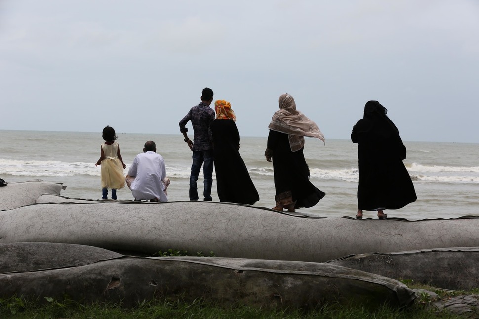 10일(현지시각) 로힝야 난민촌을 향하는 길목인 방글라데시 콕스바자르 힘차리 국립공원 근처 해변에서 주민들이 바다를 바라보고 있다. 콕스바자르는 세계에서 모래 해변이 가장 긴, 방글라데시의 ‘관광 수도’로 불리는 휴양지다. 콕스바자르/김봉규 선임기자 bong9@hani.co.kr
