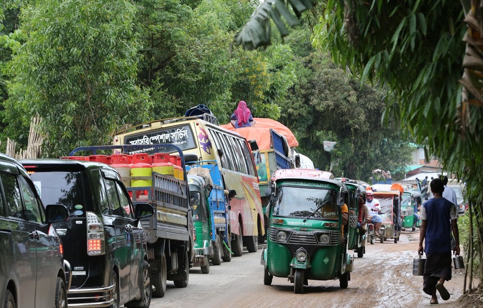 10일(현지시각) 방글라데시 콕스바자르 로힝야 난민캠프를 오가는 길에 늘어선 차량들과 트럭, ‘릭샤’라고 불리는 인력거, 방글라데시의 전동 인력거 ‘톰톰’이 길게 늘어서 있다. 콕스바자르/김봉규 선임기자 bong9@hani.co.kr
