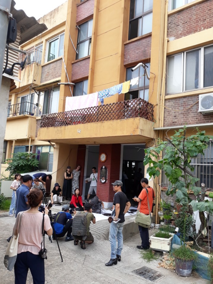 21일 오후 광주시 광천동 시민아파트 앞에서 광주 예술인들이 게릴라 공연을 하고 있다.