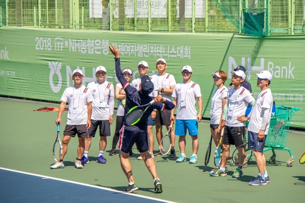 정구 국가대표와 감독 출신인 장한섭 NH농협은행 스포츠단 부단장이 서브 시범을 보이고 있다. <테니스코리아> 제공