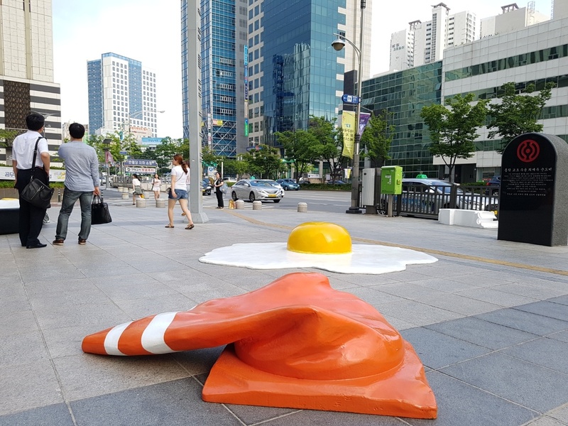 지난달 29일 낮 대구 중구 현대백화점 대구점 동문 앞 광장에 대구의 더위를 표현한 라바콘과 계란프라이 등의 조형물이 놓여있다. 대구/김일우 기자 cooly@hani.co.kr