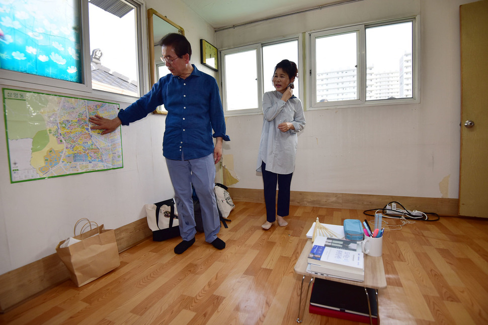 박원순 서울시장이 22일 오후 강북구 삼양동의 2층 옥탑방에서 강북 ‘한 달 살이'를시작하며 지역 지도를 살펴보고 있다. 사진공동취재단