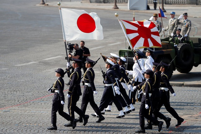   During the military parade held on the Champs-Elysées in Paris on the occasion of the 14th anniversary of the French Revolution, the Japanese Self-Defense Forces parade with the flags and the homeless. The GSDF war is recognized as a symbol of militarism by the Japanese army during the Second World War. PARIS / Reuters NEWS 