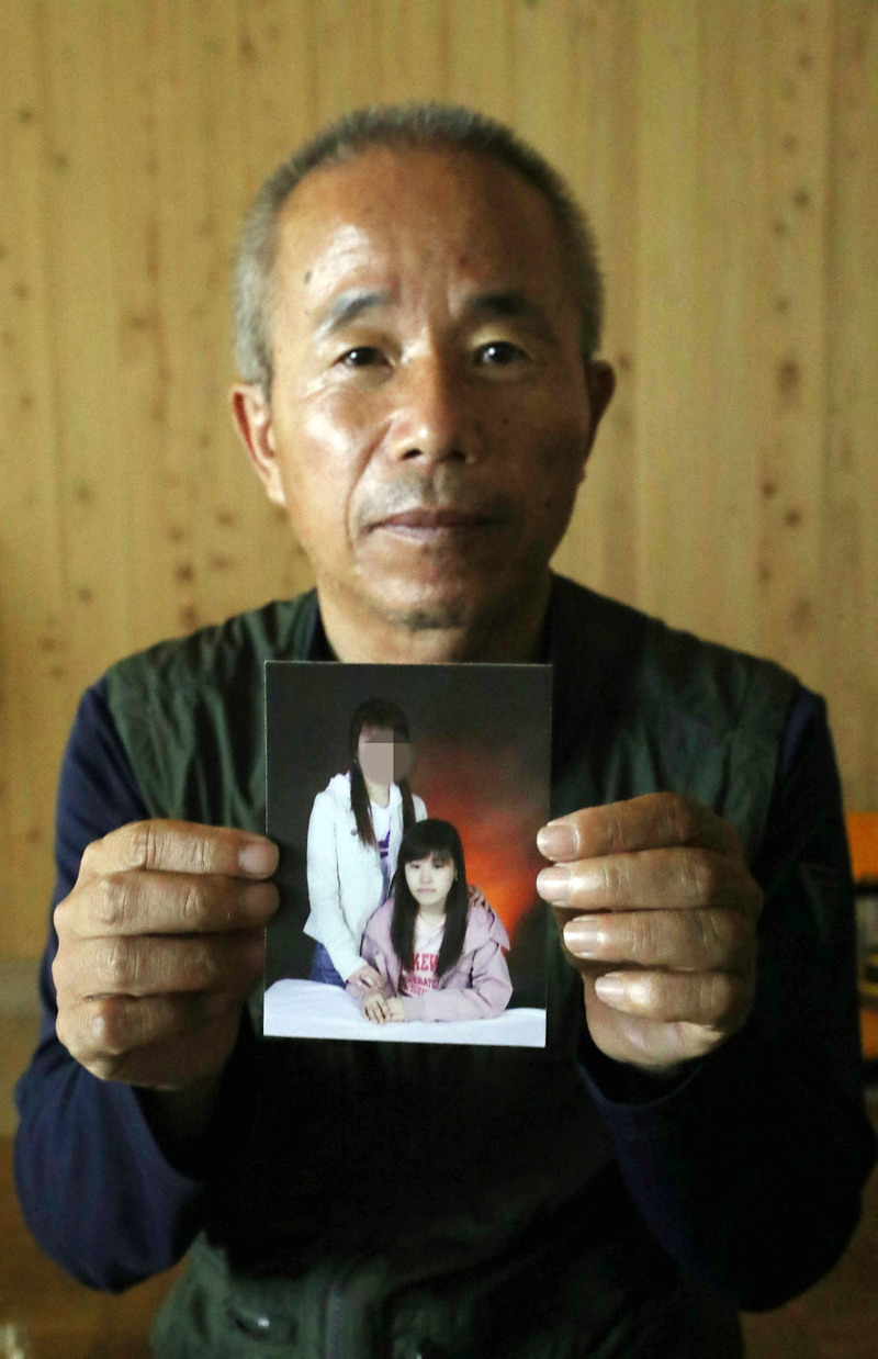 삼성 반도체 희생자 황유미씨의 아버지 황상기씨가 22일 밤 강원도 속초의 집에서 유미씨가 삼성 입사 후 동료와 함께 찍은 사진을 들어 보이고 있다. 속초/박종식 anaki@hani.co.kr