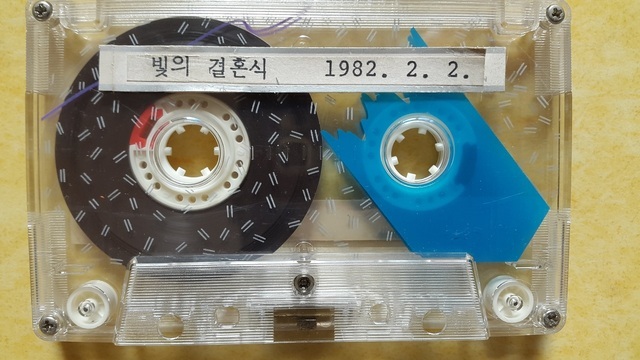 1982년 2월 윤상원과 박기순의 영혼결혼식이 열리고 두달 뒤인 그 해 4월 황석영과 광주지역 문화예술인들은 두 사람의 넋을 추모하기 위해 <임을 위한 행진곡>을 만들었다. 한국 민주주의 상징이 된 이 노래의 탯줄도 연원을 거슬러 올라가면 들불야학과 시민아파트다. 가수 박종화씨 제공