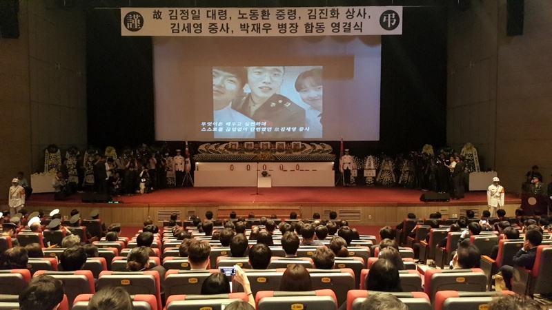 23일 오전 경북 포항시 남구 해병대 제1사단 도솔관에서 열린 ‘상륙기동헬기 추락사고 순직 장병 합동영결식’에서 순직 장병들의 살아생전 추모영상이 나오고 있다.  포항/김일우 기자 cooly@hani.co.kr