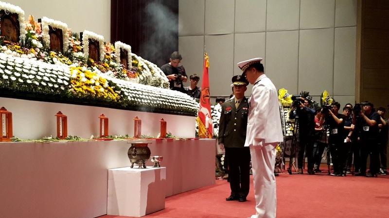 23일 오전 경북 포항시 남구 해병대 제1사단 도솔관에서 열린 ‘상륙기동헬기 추락사고 순직 장병 합동영결식’에서 순직 장병 동료가 분향하고 있다. 포항/김일우 기자 cooly@hani.co.kr
