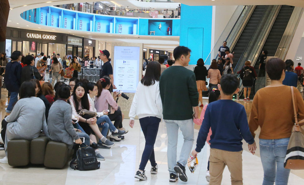 많은 시민이 경기도 고양시의 스타필드 고양을 찾아 쇼핑과 휴식을 하고 있다. 연합뉴스