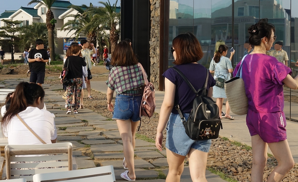 제주시 애월읍 한담마을에 여름 휴가철을 맞아 국내외 관광객들이 붐비고 있다.