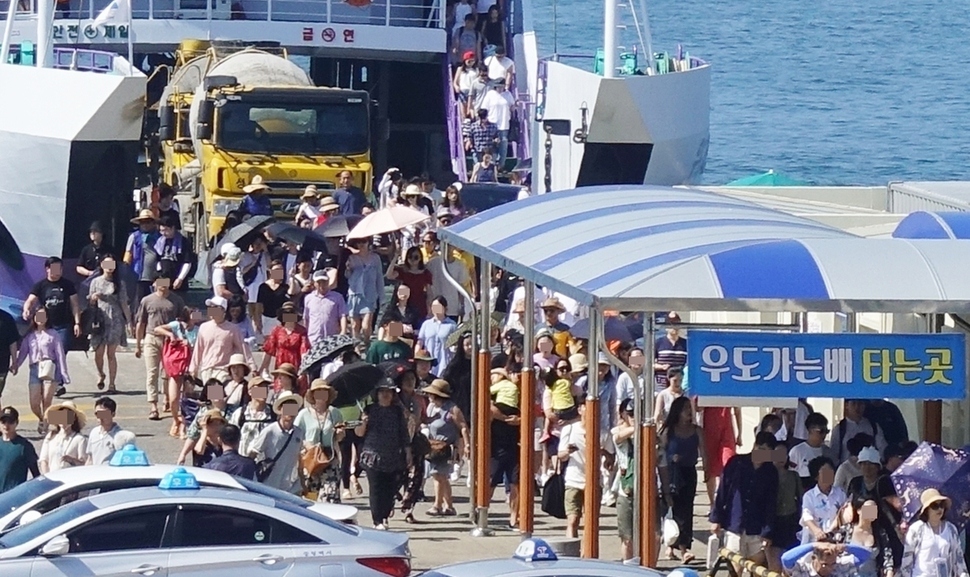 ‘섬 속의 섬’으로 유명한 제주시 우도 관광에 나섰던 많은 관광객들이 성산포항에 내리고 있다.