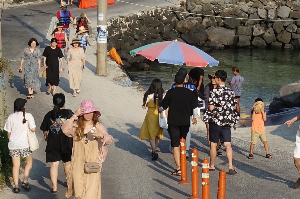 제주시 애월읍 한담마을에 여름 휴가철을 맞아 국내외 관광객들이 붐비고 있다.