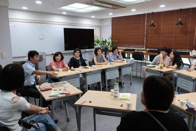 지난 7월14일 서울 광화문 한국협동학습연구회 사무실에서 열린 ‘다가오는 통일, 상상체험 통일교무실’ 간담회. 맨 앞줄 왼쪽부터 조창완 좋은교사운동 통일교육위원장, 배수연·박금주·최경옥·이정옥 통일전담교육사. 통일전담교육사 4명은 모두 북에서 교사로 근무했었다. 김태경 기자