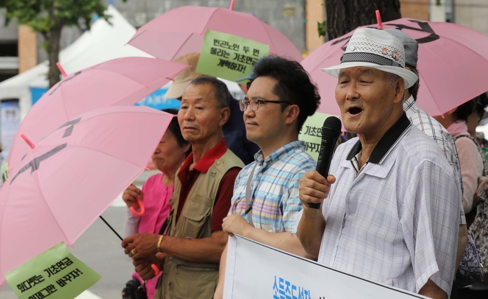 지난 3일 21개 복지 관련 시민단체로 구성된  ‘빈곤 노인 기초연금 보장을 위한 연대’와 기초생활수급 노인들이 서울 종로구 경복궁역 근처에서 ‘줬다 뺏는 기초연금’ 문제 해결을 촉구하며 청와대로 행진했다. 기초생활수급자인 김호태씨가 효자동 주민센터 앞에서 기초연금 문제에 대해 이야기하고 있다. 백소아 기자 thanks@hani.co.kr