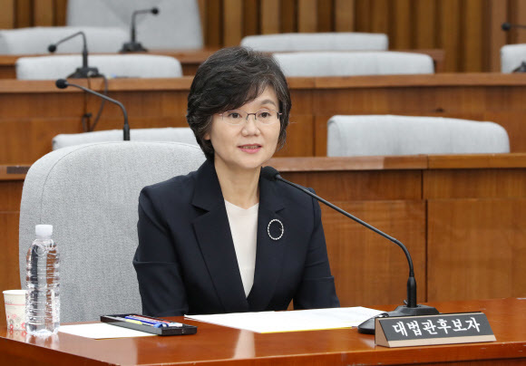 노정희 대법관 후보자가 24일 오전 국회에서 열린 인사청문회에서 의원 질의에 답변하고 있다. 서울/연합뉴스