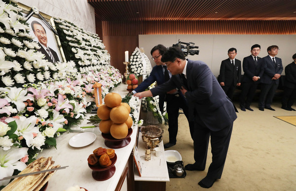 24일 오전 서울 서대문구 연세대세브란스병원 장례식장에 마련된 고 노회찬 정의당 원내대표의 빈소를 찾은 한겨레신문사 양상우(앞쪽) 대표와 김종구(뒷쪽) 편집인이 조문하고 있다. 백소아 기자 thanks@hani.co.kr