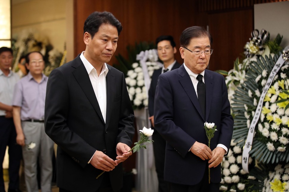 임종석 대통령 비서실장(왼쪽)과 정의용 청와대 국가안보실장이 25일 오전 서울 서대문구 신촌세브란스병원 장례식장에 마련된 고(故) 노회찬 정의당 원내대표의 빈소를 찾아 조문을 하고 있다. 연합뉴스