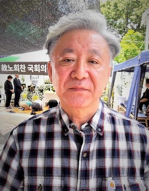 고 노회찬 의원 빈소에서 자원봉사를 하는 노 의원의 친구 정우현씨.