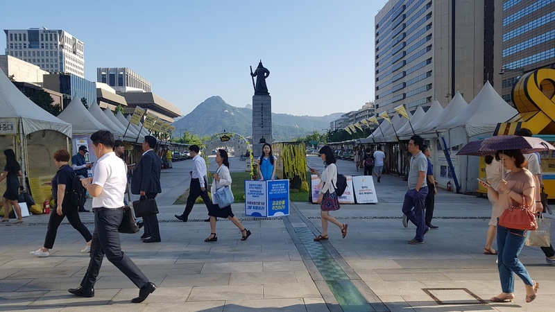 아동보호전문기관의 한 상담원이 지난 16일 오전 서울 광화문광장에서 아동학대 예방업무의 공공성 강화를 촉구하는 1인시위를 하고 있다. 중앙아동보호전문기관 제공.