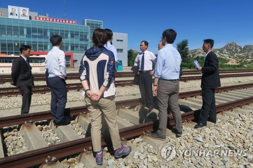 20일 동해선 철도 남북연결구간 공동점검을 위해 방북한 동해선 점검단이 감호역 철로를 살펴보고 있다. 뒤로 감호역사가 보인다. 통일부 제공=연합뉴스