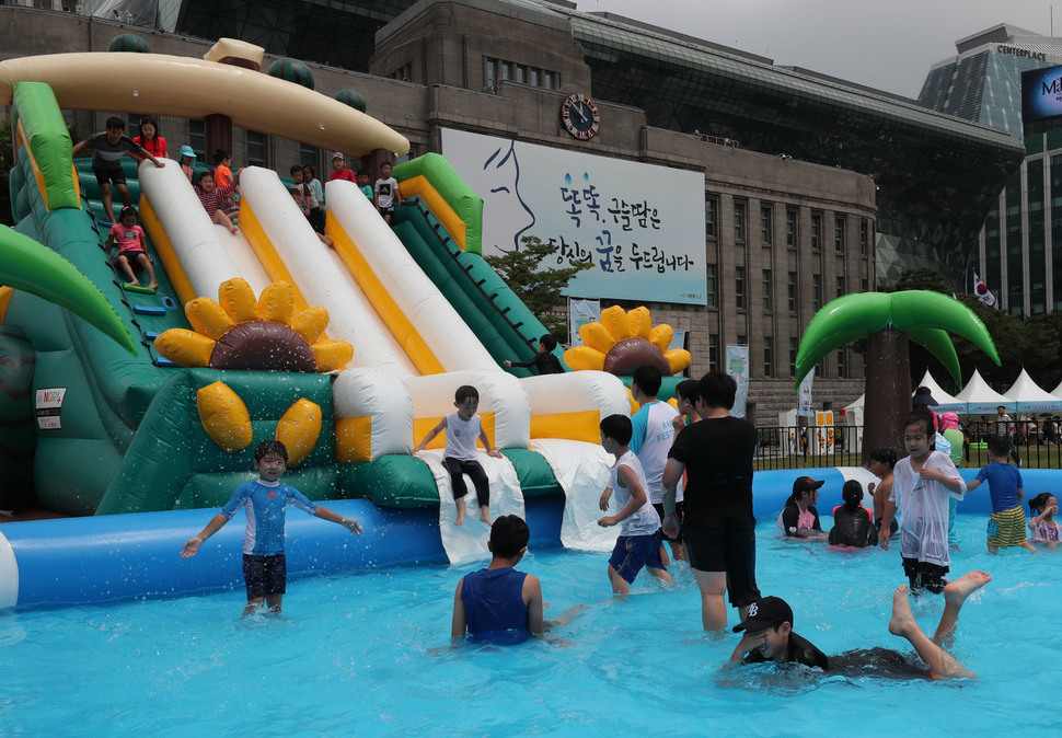 26일 낮 서울 중구 서울광장에서 열린 `빗물축제'의 체험 행사 중 하나로 설치된 `빗물놀이터'에서 어린이들이 즐겁게 물놀이를 하고 있다. 백소아 기자 thanks@hani.co.kr