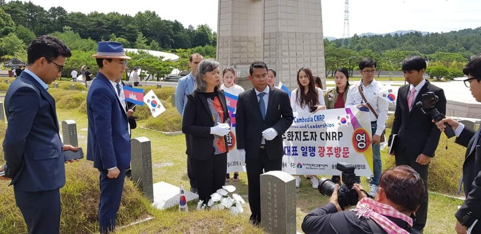 무어 쏙후어 부대표가 지난달 22일 광주 국립5·18민주묘지를 참배하고 있다.