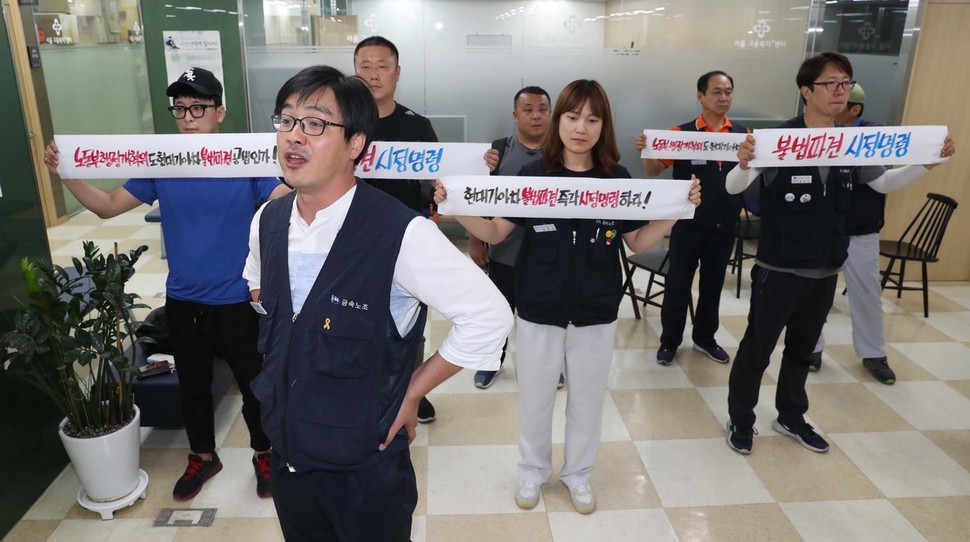 김수억 금속노조 기아차비정규직지회장이 26일 오후 서울 중구 서울고용노동청 4층 고용노동행정개혁위원회 사무실 앞에서 ‘불법파견 시정명령 촉구’ 연좌농성을 시작하며 “간접고용 노동자의 양산을 막을 수 있도록 정부가 빠른 조처를 취하라”고 촉구하고 있다. 박종식 기자