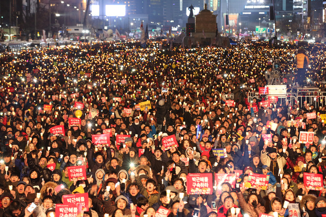 2016년 12월 서울 광화문광장에서 시민들이 박근혜 대통령의 퇴진을 촉구하는 촛불 파도타기를 하고 있다. 김태형 기자 xogud555@hani.co.kr